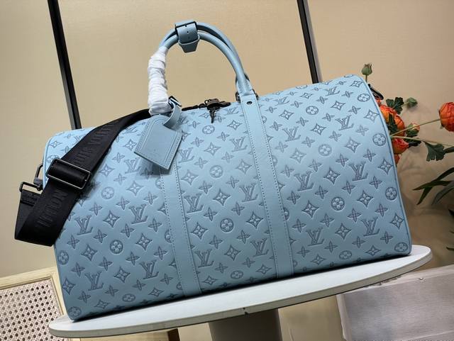 顶级原单复刻独家实拍 Keepall BandoulièRe 50 旅行袋 M14842 浅蓝色 条纹压花 Keepall BandoulièRe 50采用Mo