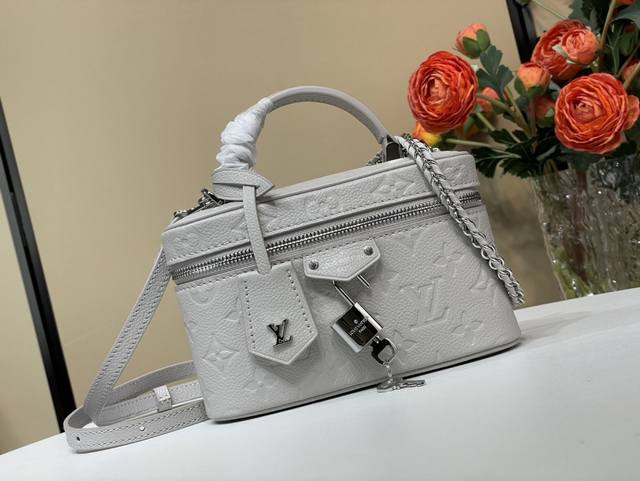 顶级原单复刻独家实拍 Vanity Chain Pouch 手袋 M13593 新灰色 压花 本款 Vanity Chain Pouch 手袋为经典 Monog