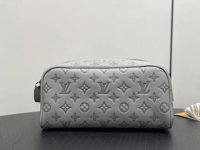 原单精品 M14485灰色 全皮压花洗漱包 Dopp Kit 盥洗袋 M14885浅蓝 M14843深蓝 本款 Dopp Kit 盥洗袋选用 Monogram