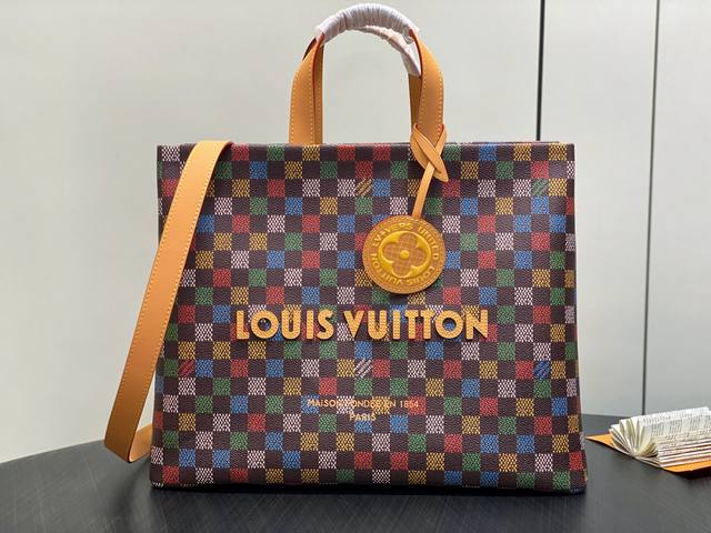 原单精品 M00192彩色格子 购物袋四方包 Shopper Tote手袋 作为Lvpackaging Hr系列的一部分，以巧妙设计将路易威登购物袋重新演绎为一