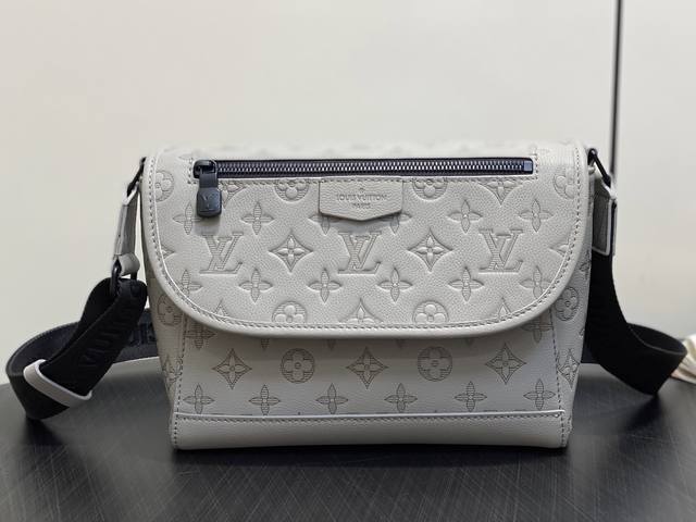 原单精品 M14912灰色 全皮压花男 差包 Pulse 邮差包 本款 Pulse 邮差包采用 Monogram Shadow 压纹牛皮革和考究金属件点亮运动廓