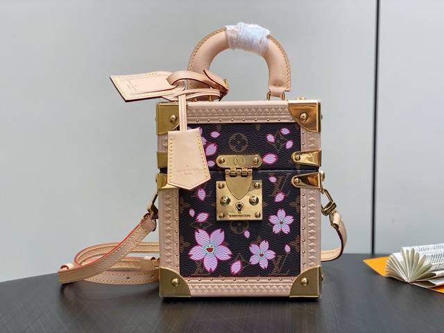 原单精品 M10079老花 樱花盒子包箱子 The Camera Box 硬箱相机盒 M14173 小巧而容量大，无论在白天还是夜晚都适用于各种造型。作为一款硬