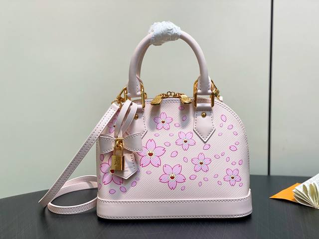 原单精品 M13104粉色 樱花水波纹贝壳包 Lv × Tm Alma Bb 手袋 日本艺术家 村上隆创作的，以象征再生的欢快的樱花图案更新的色彩鲜艳的Mais