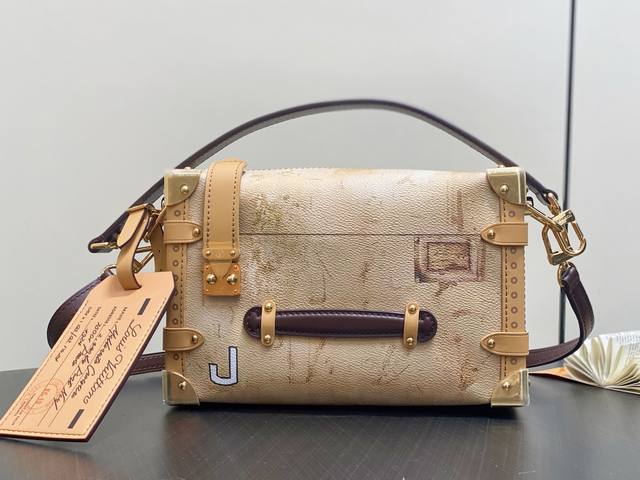 原单精品 M12480印花 谷爱凌款软盒子 Side Trunk 中号手袋 秋冬时装秀采用摩登构型演绎典藏设计，致意品牌悠远制箱传承。本款 Side Trunk