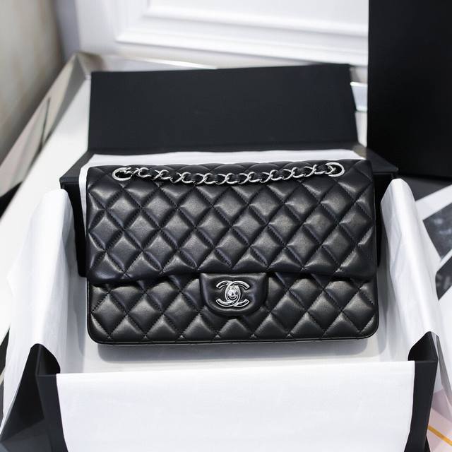 25Cm Cf羊皮，菱格饱满～满满肉感 Zp定制全钢五金 全钢24K厚镀-银扣！再一次升级皮料 五金 细节做工后的完美呈现。 款号：1112 尺寸：25.5*1