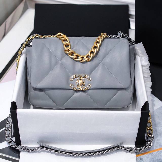 19Bag小号 1160灰色 这款包堪称是小香一切经典元素的结合，小香迷菱格纹、皮链袋、双C标志，可手拿斜挎侧背肩背手提 简直是一款完美百搭包，皮质柔软，手感超