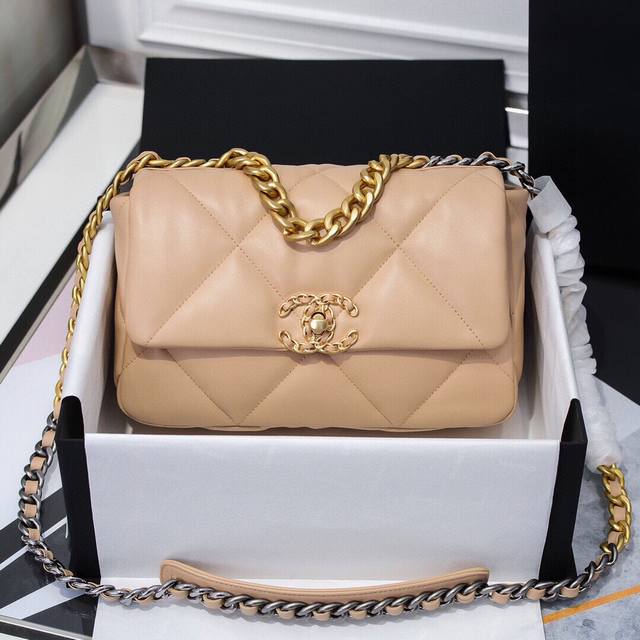 19Bag小号 1160杏色 这款包堪称是小香一切经典元素的结合，小香迷菱格纹、皮链袋、双C标志，可手拿斜挎侧背肩背手提 简直是一款完美百搭包，皮质柔软，手感超