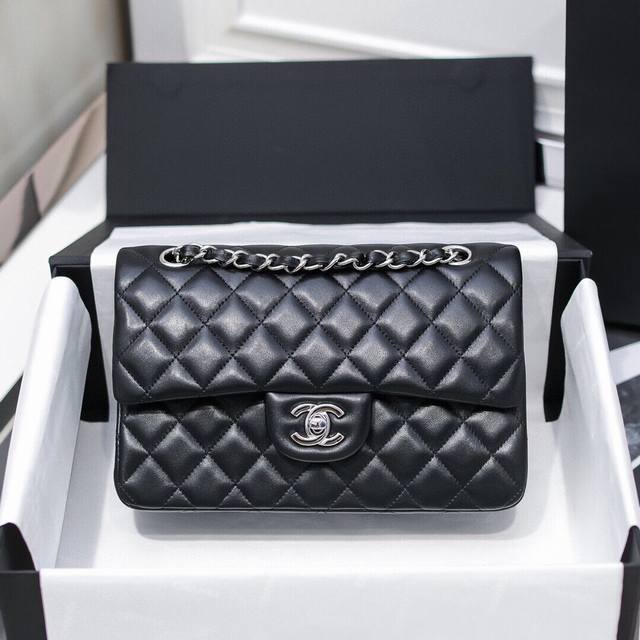 23Cm-Cf羊皮，菱格饱满～满满肉感 Zp定制全钢五金 全钢24K厚镀-银扣！再一次升级皮料 五金 细节做工后的完美呈现。 款号：1113 尺寸：23*15*