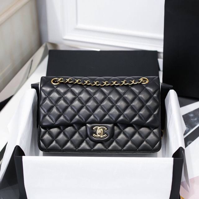 25Cm Cf羊皮,菱格饱满~满满肉感 Zp定制全钢五金 全钢24K厚镀-金扣!再一次升级皮料 五金 细节做工后的完美呈现。 款号:1112 尺寸:25.5*1 25Cm Cf羊皮,菱格饱满~满满肉感 Zp定制全钢五金 全钢24K厚镀-金扣!再一次升级皮料 五金 细节做工后的完美呈现。 款号:1112 尺寸:25.5*1