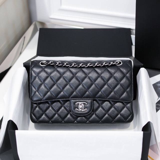 25Cm Cf鱼子酱牛皮，菱格饱满～满满肉感 Zp定制全钢五金 全钢24K厚镀-银扣！再一次升级皮料 五金 细节做工后的完美呈现。 款号：1112 尺寸：25.