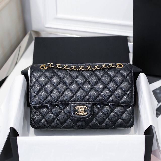 25Cm Cf鱼子酱牛皮，菱格饱满～满满肉感 Zp定制全钢五金 全钢24K厚镀-金扣！再一次升级皮料 五金 细节做工后的完美呈现。 款号：1112 尺寸：25.