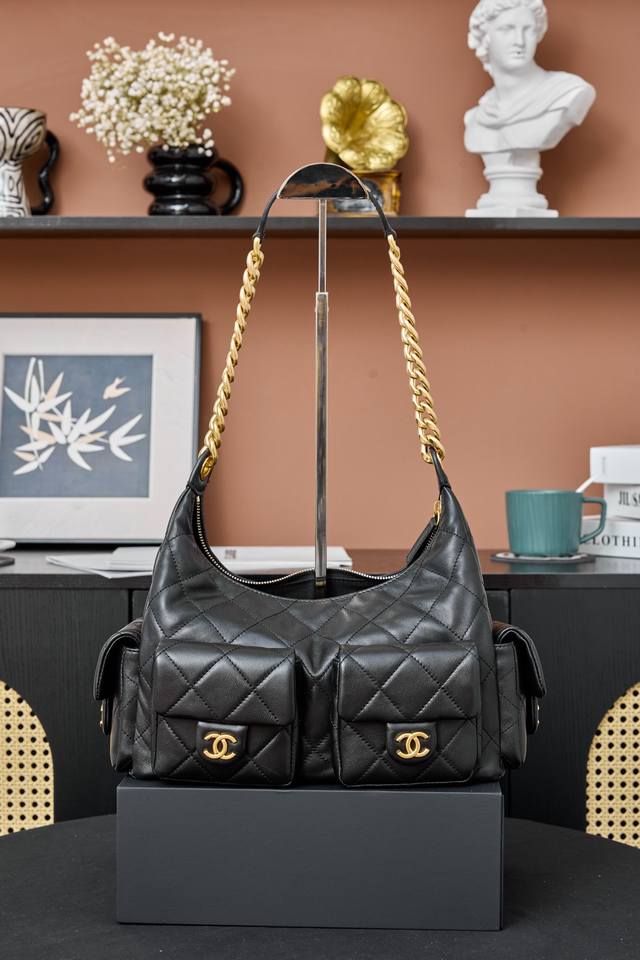 顶级货 Chane125C 早春系列 As5302 Hoho嬉皮包 双袋口设计非常特别 上身效果真的绝 随性又优雅 金属链条 又潮又复古 容量很大 尺寸:27×