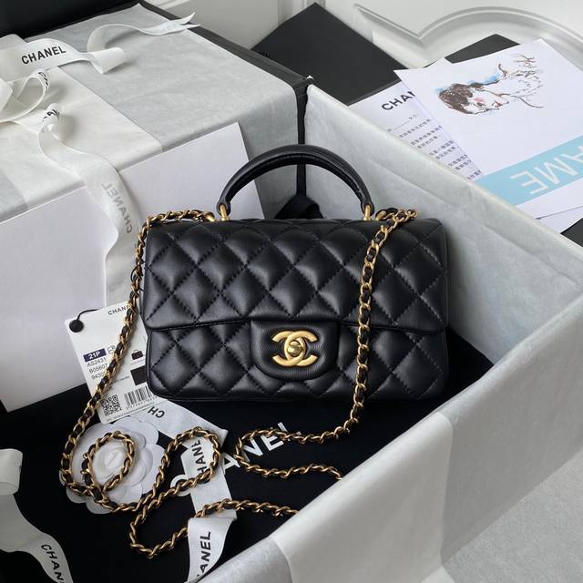 chanel 最新Mini Cf Handle 手提包 As2431经典菱格口盖包 饰以精致经典链子搭配手提,细腻羊皮:润饰手袋,脱颖而出,演绎永恒优雅。尺寸: chanel 最新Mini Cf Handle 手提包 As2431经典菱格口盖包 饰以精致经典链子搭配手提,细腻羊皮:润饰手袋,脱颖而出,演绎永恒优雅。尺寸: