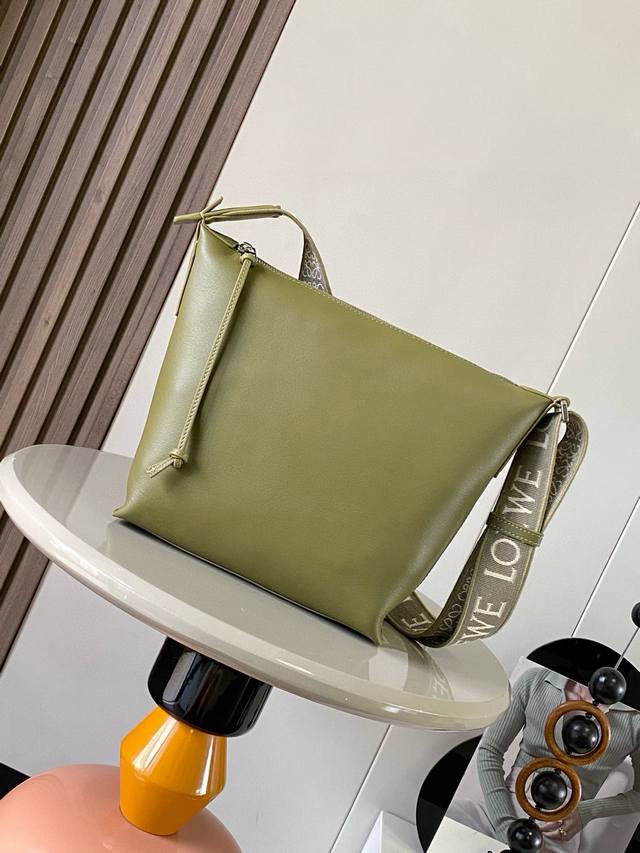 小号Cubi斜挎包惊艳亮相这次出了Cubi 真是让人惊喜配有提花可调节肩带手感亲肤柔和容量大功能性强 可以单肩腋下斜挎 可当健身包使用作为短途旅行的行李袋也是非