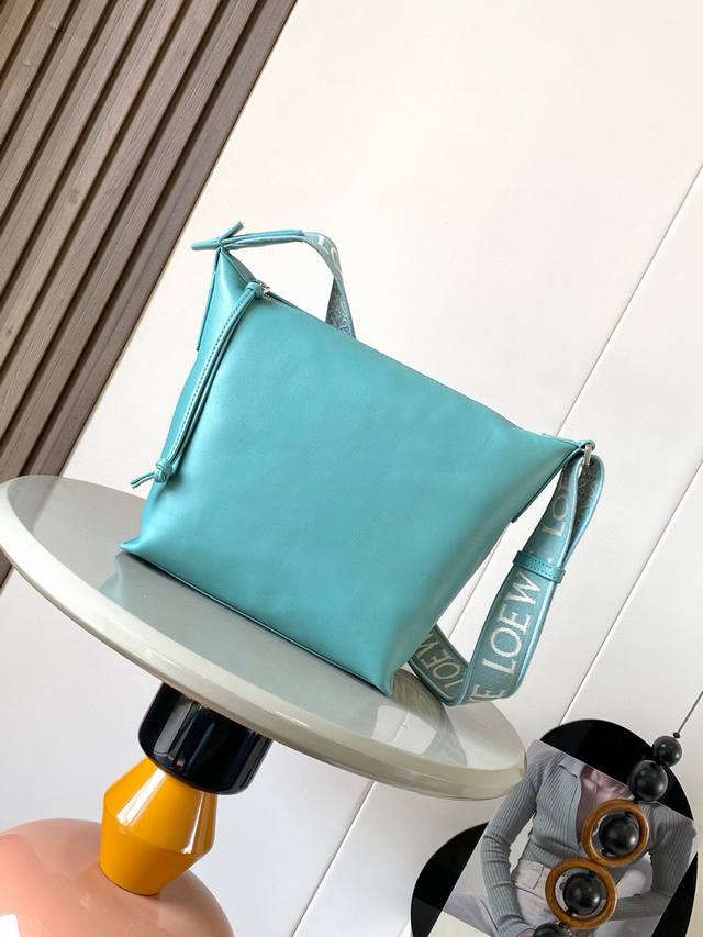 小号Cubi斜挎包惊艳亮相这次出了Cubi 真是让人惊喜配有提花可调节肩带手感亲肤柔和容量大功能性强 可以单肩腋下斜挎 可当健身包使用作为短途旅行的行李袋也是非