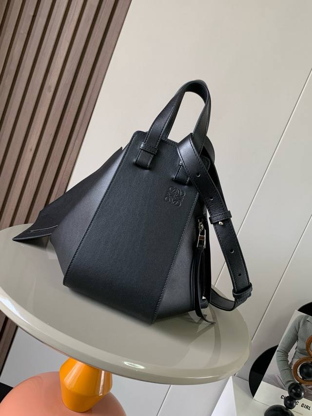 小号柔软粒面牛皮革 Hammock 手袋带有柔软侧面包身的多功能手袋可释放侧面来改变形状。环状带子可以使手袋有多种佩戴方式这个小尺寸版本采用柔软粒面牛皮革制成