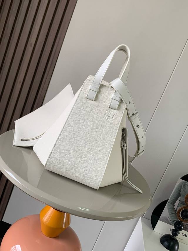 小号柔软粒面牛皮革 Hammock 手袋带有柔软侧面包身的多功能手袋可释放侧面来改变形状。环状带子可以使手袋有多种佩戴方式这个小尺寸版本采用柔软粒面牛皮革制成