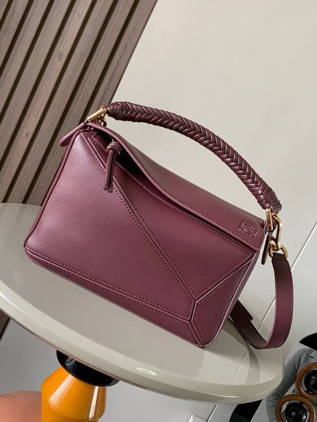 新款小号柔软牛皮革Puzzle 手袋是创意总监乔纳森.安德森 Jonathan Anderson 为 Loewe 推出的首款手提包长方体形状和精确的切割技术创造 新款小号柔软牛皮革Puzzle 手袋是创意总监乔纳森.安德森 Jonathan Anderson 为 Loewe 推出的首款手提包长方体形状和精确的切割技术创造