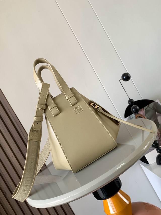 吊床包20Cm新尺寸Hammock Bag吊床包疯狂翻牌！太好看了这是小号和迷你中间的尺寸更适合亚洲女生，时尚界“变形金刚”可以变换六种不同的形态Hammock