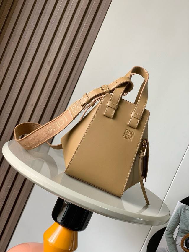 吊床包20Cm新尺寸Hammock Bag吊床包疯狂翻牌!太好看了这是小号和迷你中间的尺寸更适合亚洲女生,时尚界“变形金刚”可以变换六种不同的形态Hammock 吊床包20Cm新尺寸Hammock Bag吊床包疯狂翻牌!太好看了这是小号和迷你中间的尺寸更适合亚洲女生,时尚界“变形金刚”可以变换六种不同的形态Hammock