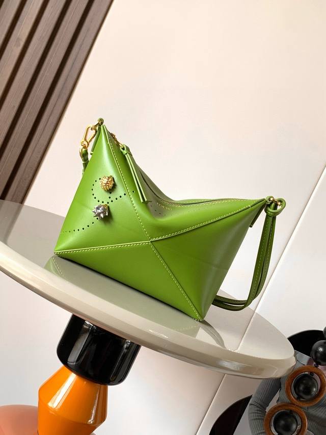 亮面牛皮革 Puzzle Fold 手拿包新品Puzzle Fold 手拿包采用多功能实用设计，带有图形和结构感镶片此版本采用亮面牛皮革制成，穿孔呈现两个可以沿