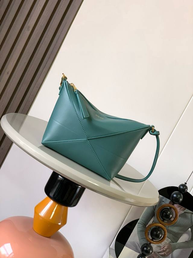 新品 Puzzle Fold手袋重新演绎实用百搭手拿包从品牌经典手袋的几何线条汲取灵感以富含图形建筑美感的镶片重新诠释。此款手袋采用亮面纳帕牛皮革制成可肩背斜挎 新品 Puzzle Fold手袋重新演绎实用百搭手拿包从品牌经典手袋的几何线条汲取灵感以富含图形建筑美感的镶片重新诠释。此款手袋采用亮面纳帕牛皮革制成可肩背斜挎