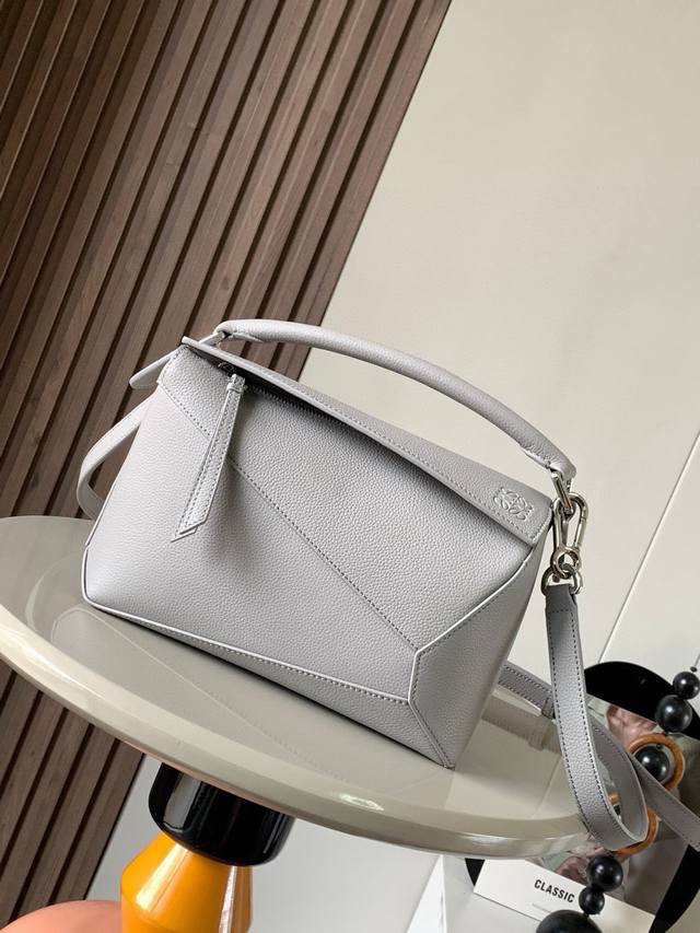 款号：8010 新版本几何包小号24Cmpuzzle手袋！原厂进口荔枝纹小牛皮罗家爆款几何包Puzzle 手袋是创意总监乔纳森 安德森为 L0Ewe 推出的首款