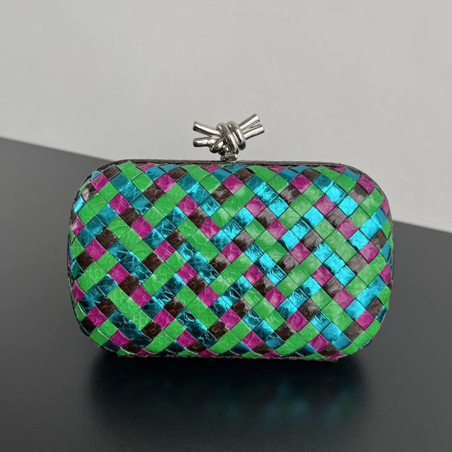 型号：717622 Bv Knot 蛇皮编织晚宴包系列 时尚之选 稀有蛇皮包魅力尽显采用蛇皮纹编织搭配Knot绳结搭扣，独特的质感 触摸时 感受到一种别样的精致