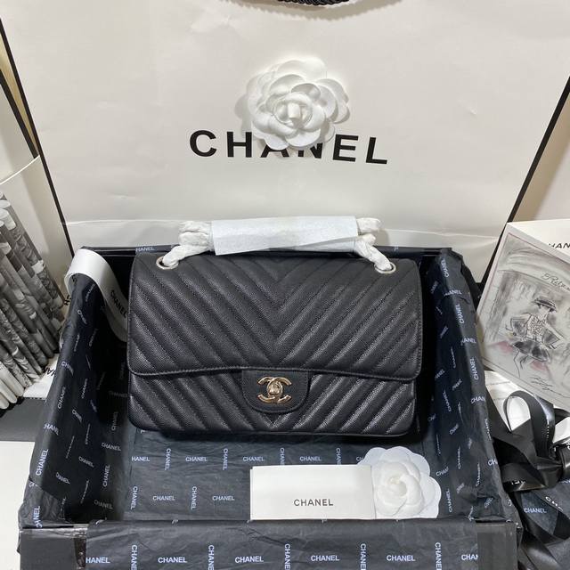 原单品质，金银扣扣 现货 细球大V格。Cf 1112小颗粒球纹皮 市场家独好货，可以进出柜专对比顶的尖货，皮质细节做及工看片图哦，堪完称美！采用法国进细口球纹小