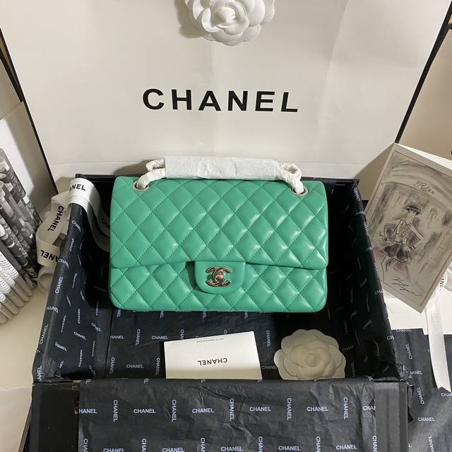 小香 Cf1112独家拍摄意大利进口小羊皮 25Cm 金扣*银扣顶级细腻纹路 整个包包看起来显得别是一番风味 超搭款 Size25*6.5*15.5。