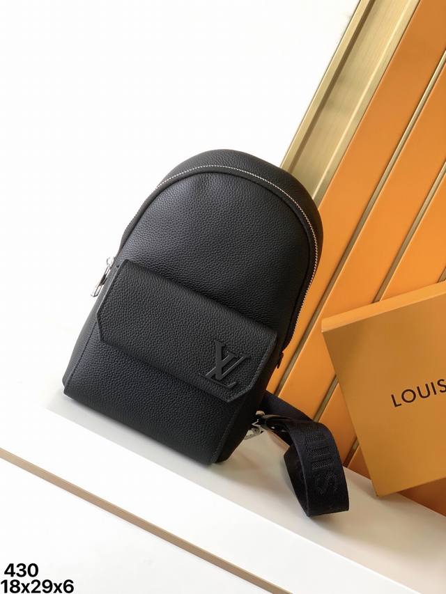 胸包，430#顶级原单 本款大小刚好，非常Ns的一款， Avenue 单肩包于 Damier Infini 。可调节肩带可通过 D 形环固定于左右两侧。Dami