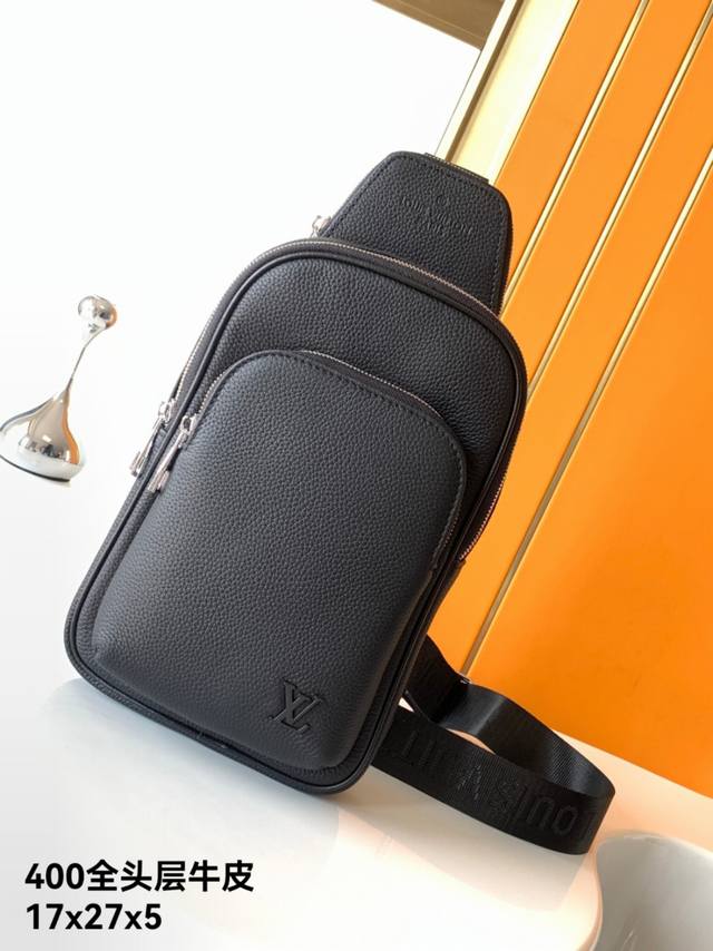 胸包， #顶级原单 本款大小刚好，非常Ns的一款， Avenue 单肩包于 Damier Infini 全头层小牛皮。可调节肩带可通过 D 形环固定于左右两侧。