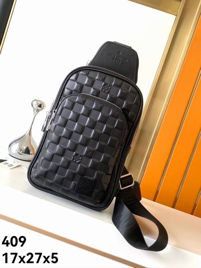 胸包，409#顶级原单 本款大小刚好，非常Ns的一款， Avenue 单肩包于 Damier Infini 全头层小牛皮。可调节肩带可通过 D 形环固定于左右两