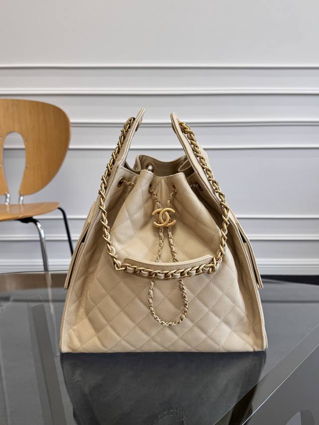 chane125C 秀款 Hobo Bag 嬉皮包As5311 独特设计风格 鱼子酱金色金属 超绝好搭配 上身感觉比图片好看很多容量很感人 左右两边还有双C L