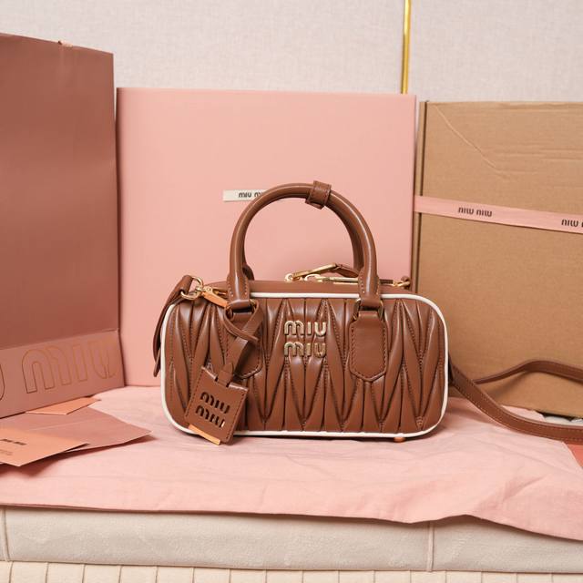 新版本：5Bb142，M家新款保龄球包包，官网主推，最新白边拼色，顶级进口小羊皮，Miu家独具风格Matelasse图案，包身精致立体有型，正面刻字徽标与皮革颜