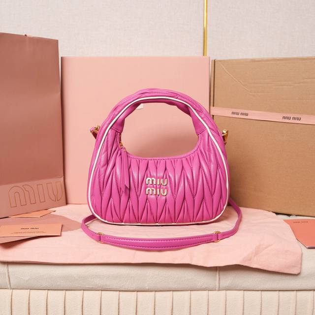 m家 新品 ！型号：5Bc125 Miuwander 手袋，采用进口小羊皮经典品牌标志性Matelasse纹理绣花，复古磨砂五金，利用圆孤的曲线，保留了应有的俏