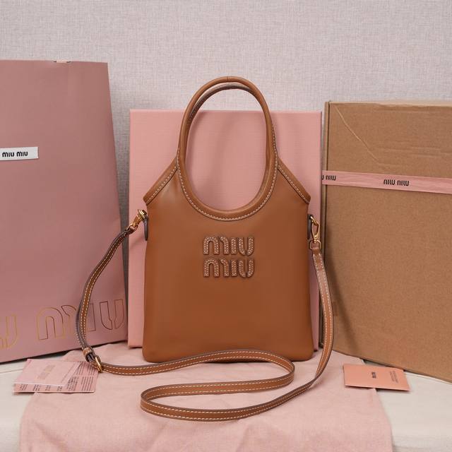 5Ba281 原厂皮， Miu家新品迷你托特包，新尺寸小巧可爱适配度高，时髦别致又百搭，细节精致考究，经典浮雕字母徽标增添别具一格的格调与辨识度，延续 Miu复