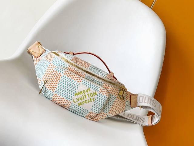 p动态芯片 M40736 顶级原单 Rush 腰包本款 Rush 腰包取材Monogram Craggy涂层帆布，为日常出行带来便携之选。拉链前袋方便取放手机、