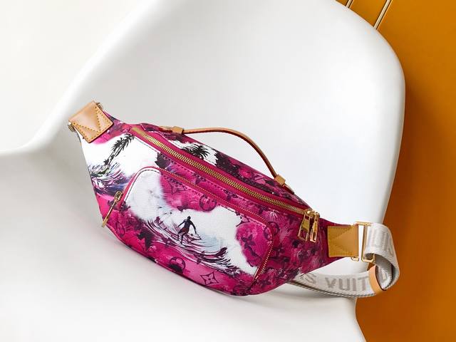 pm249870M40736 顶级原单 Rush 腰包本款 Rush 腰包取材Monogram Craggy涂层帆布，为日常出行带来便携之选。拉链前袋方便取放手