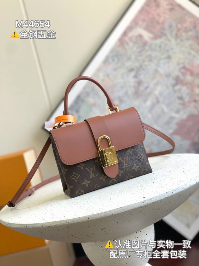 locky Bb 手袋 特级加强版 型号：M44654 皮料： 是意大利A级皮料 五金： 采用进口A级全钢五金 包装： 全套原厂Mb包装 尺寸：20.0 X 1