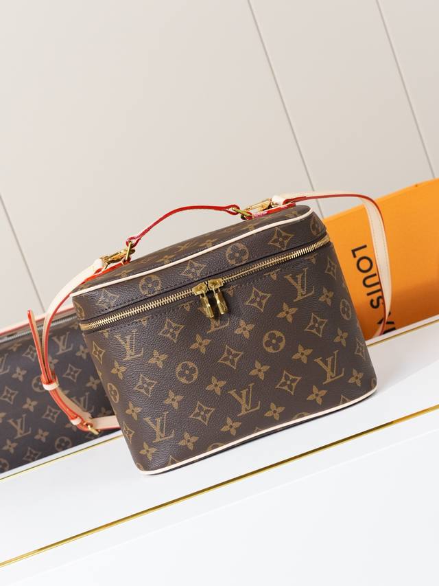 动态163C01芯片 M42265老花 顶级原单 独家背景实拍 小即是美。以标志性的 Nice 化妆包为设计灵感来源，此款优雅的盥洗包是携带美容用品的个性之选。