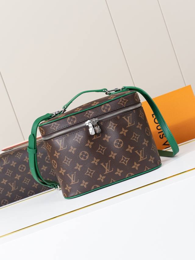 动态163C01芯片 M12677 绿顶级原单 独家背景实拍 本款 Nice Bb 化妆包取材 Monogram Macassar 帆布，以优雅笔触致意 Nic