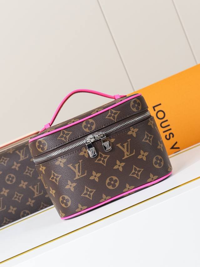 动态163C01芯片 M12650 玫红 顶级原单 独家背景实拍 本款 Nice 迷你化妆包选用 Monogram Macassar 涂层帆布塑造精巧构型，可轻