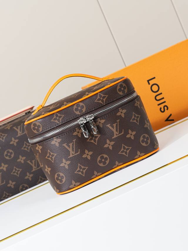 动态163C01芯片 M12654橙黄 顶级原单 独家背景实拍 本款 Nice 迷你化妆包选用 Monogram Macassar 涂层帆布塑造精巧构型，可轻松