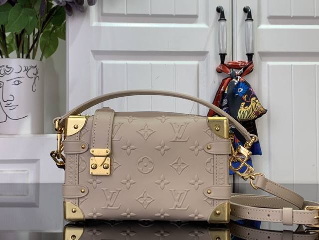 顶级原单 特惠 Side Trunk Pm M14571 杏色 这款优雅的Side Trunk Pm是Monogram Bold系列的一部分。复古风格的设计向房