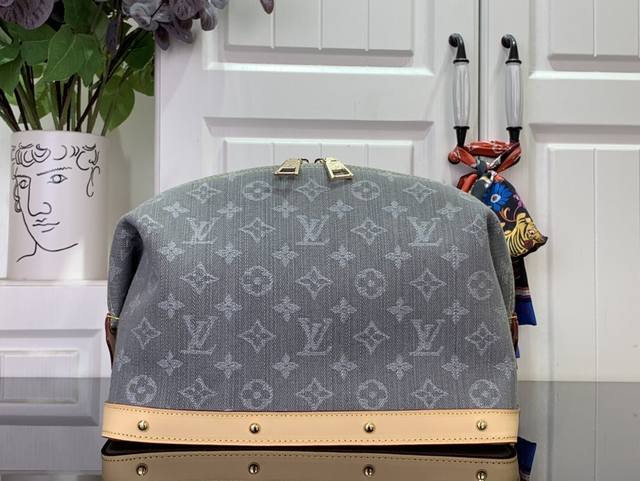 顶级原单 特惠 大号化妆包 M13750 牛仔 粉色 本款大号化妆包为 Monogram Denim 棉布渲染沉稳色调，再以皮革饰边和底部铆钉注入温雅气息。织物