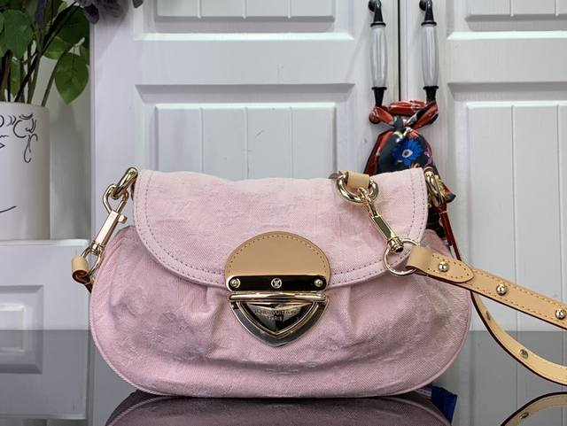 顶级原单 特惠 Sunset 手袋 M13347 粉色 牛仔 本款Sunset手袋依托精湛漂白工艺，令诞生于2005年的Monogram Denim 图案回归新