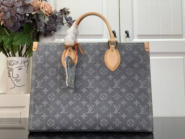 顶级原单 特惠 Onthego Mm M13189 灰色 牛仔 这一版的Onthego Mm庆祝了2005年标志性的Monogram牛仔布图案的回归。它由有机棉 顶级原单 特惠 Onthego Mm M13189 灰色 牛仔 这一版的Onthego Mm庆祝了2005年标志性的Monogram牛仔布图案的回归。它由有机棉