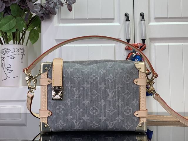 顶级原单 特惠 Side Trunk 中号手袋 M13285 灰色 牛仔 以 Louis Vuitton 的复古行李箱为灵感，以独特的漂白饰面重新演绎 2005