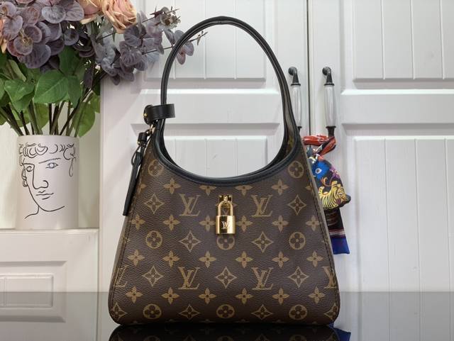 顶级原单 特惠 The Drop 小号手袋 M12940 本款 The Drop 小号手袋向 2018 年问世的 Flower Hobo 手袋汲取灵感，以经典